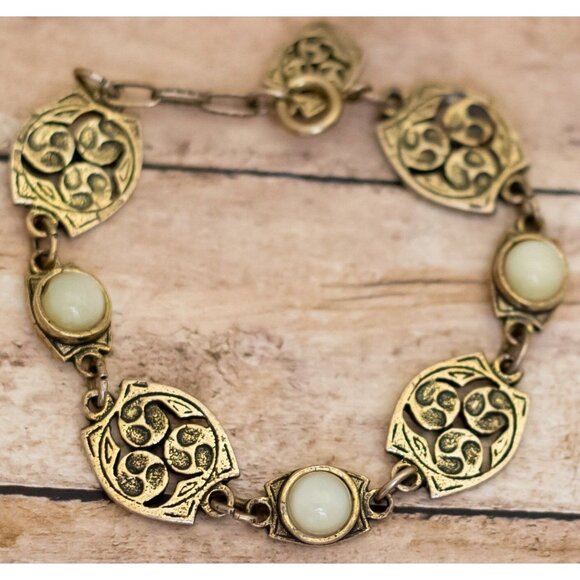 7 inch, Vintage White Faux Pearl Gold Tone Intricate Fashionable Bracelet - X26 - Picture 2 of 3